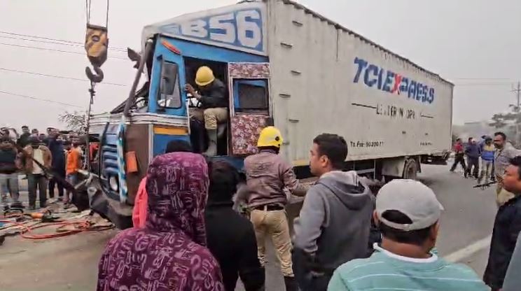 कावाखालीमा कन्टेनर र ट्रेलर ठोक्किदा चालक घाइते
