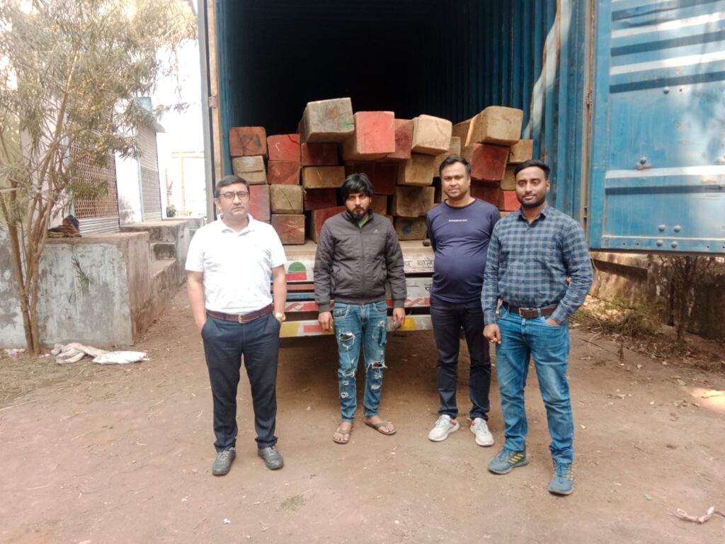 चियापत्तीको आडमा लाखौँ रुपियाँको काठ तस्करी, चालक पक्राउ