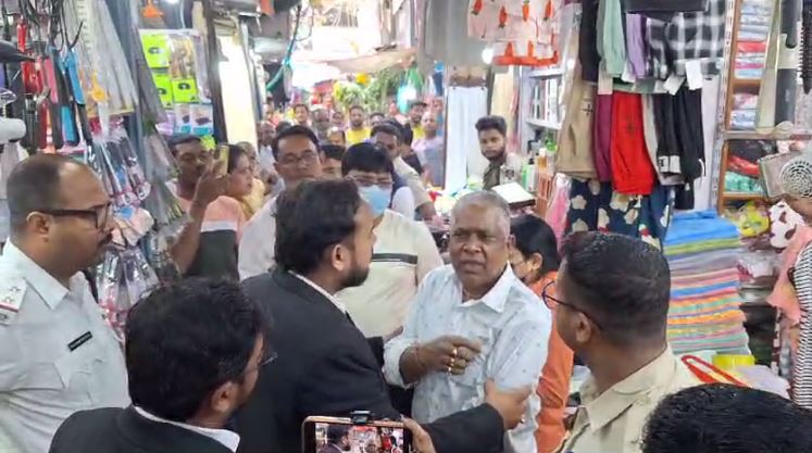सिलगढीको हङकङ मार्केटमा ब्रान्डेड कम्पनीको नाममा डुप्लिकेट कस्मेटिक बिक्री गरेको आरोपमा छापामारी अभियान