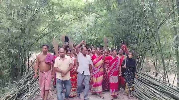 सलिड वेस्ट म्यानेजमेन्ट परियोजना आवादी इलाकामा गर्न नपाउने, महिलाहरूले कुच्चो बोकेर निकाले रैली