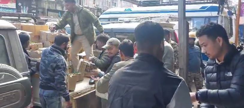 दार्जिलिङ शहरको रेस्टुरेन्टबाट धेरै मात्रामा रम-रक्सी उद्धार, एकजना पक्राउ