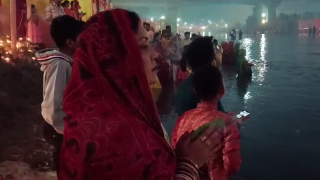 सिलगढी समरनगरको सूर्य मन्दिरमा श्रद्धालुहरूको भीड